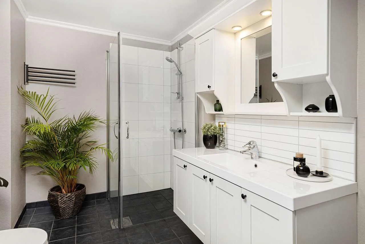 Small Bathroom Ideas: Smart Space-Saving Tips